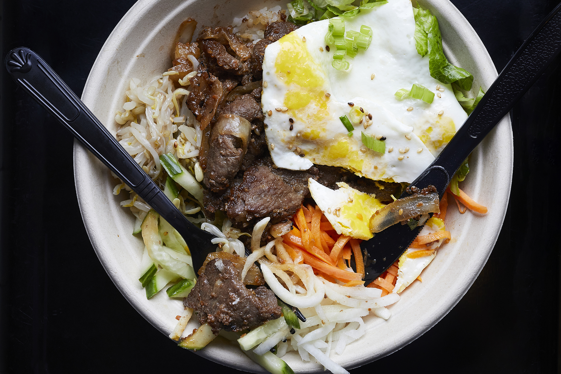 &nbsp;A bowl of beef, rice, eggs, and vegetables.